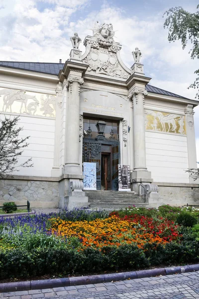 Het Kunstpaleis Een Kleurrijk Bloembed Ervoor Krakau Polen — Stockfoto