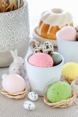 Paskalya sofrası süslemeleri yumurta, kedi derisi ve seramik heykelciklerle. Şenlik zamanı