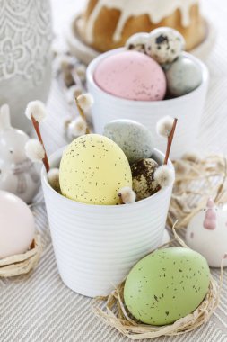 Paskalya sofrası süslemeleri yumurta, kedi derisi ve seramik heykelciklerle. Şenlik zamanı