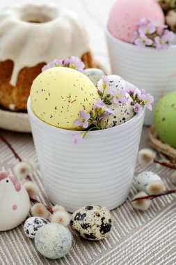 Paskalya sofrası süslemeleri yumurta, kedi derisi ve seramik heykelciklerle. Şenlik zamanı