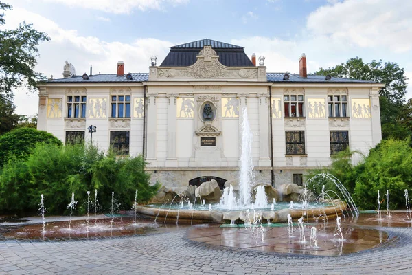 Palácio Arte Uma Fonte Sua Frente Cracóvia Polónia — Fotografia de Stock