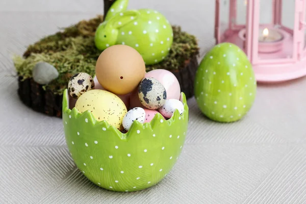 Decoraciones Mesa Pascua Con Huevos Pintados Figuritas Cerámica Tiempo Festivo — Foto de Stock