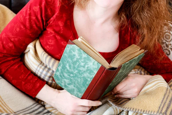 Una Donna Legge Libro Sdraiata Letto Tempo Relax — Foto Stock