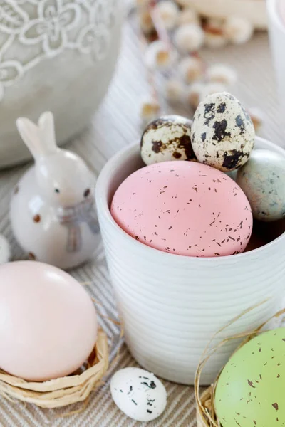 Paskalya sofrası süslemeleri yumurta, kedi derisi ve seramik heykelciklerle. Şenlik zamanı