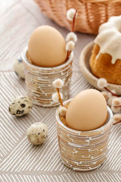 Πασχαλινές Διακοσμήσεις Τραπεζιών Αυγά Πετσέτες Και Κεραμικά Ειδώλια Ώρα Γιορτής — Φωτογραφία Αρχείου
