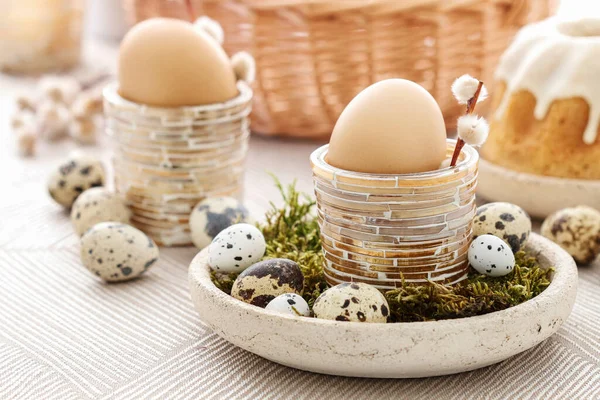 Wielkanocne Dekoracje Stołowe Jajkami Kociołkami Ceramicznymi Figurkami Czas Świąteczny — Zdjęcie stockowe
