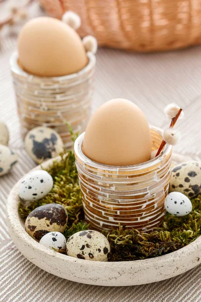 Decoraciones Mesa Pascua Con Huevos Amentos Figuritas Cerámica Tiempo Festivo —  Fotos de Stock