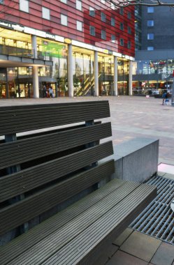 Polonya 'nın Bielsko Biala kentindeki büyük bir alışveriş merkezi olan Galeria Sfera' nın önündeki boş ahşap bank..