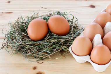 Geleneksel Paskalya dekorasyonu yumurta, saman ve çiçeklerle. Şenlik zamanı