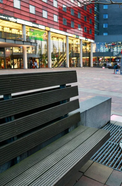 波兰Bielsko Biala一个大型购物中心Galeria Sfera前的空木制长椅 — 图库照片