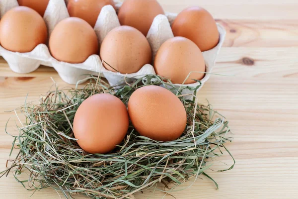 Παραδοσιακή Πασχαλινή Διακόσμηση Αυγά Σανό Και Λουλούδια Ώρα Γιορτής — Φωτογραφία Αρχείου