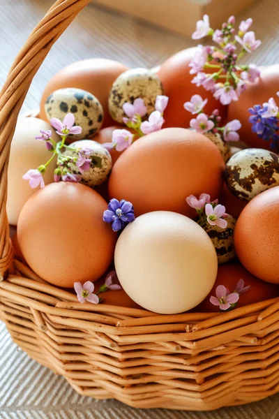 Cesta Mimbre Llena Huevos Decorados Con Flores Primavera Tiempo Pascua — Foto de Stock