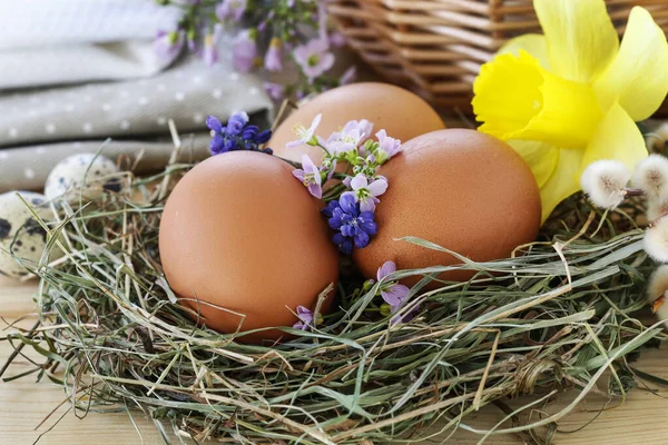 Traditionele Paasversiering Met Eieren Hooi Bloemen Feestelijke Tijd — Stockfoto