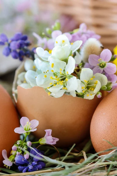 Decoración Tradicional Pascua Con Huevos Heno Flores Tiempo Festivo — Foto de Stock