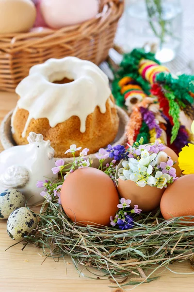 Традиційні Великодні Прикраси Яйцями Сіном Квітами Святковий Час — стокове фото