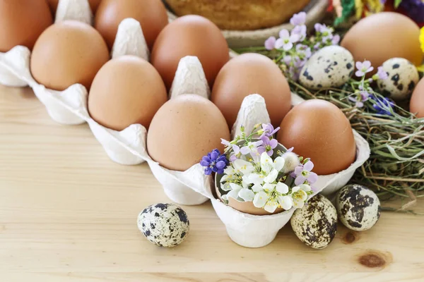Αυγά Χάρτινο Κουτί Και Πασχαλινές Διακοσμήσεις Λουλούδια Ώρα Γιορτής — Φωτογραφία Αρχείου