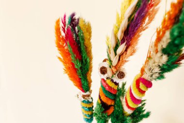 Bej arka planda el yapımı Paskalya palmiyeleri. Şenlik zamanı