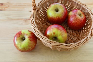 Tahta masada elmalı sepet, boşluğu kopyala.
