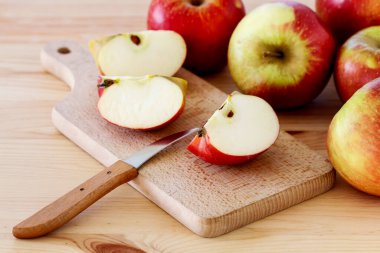Tahta masada kırmızı ve sarı elmalar. Sağlıklı yemek.