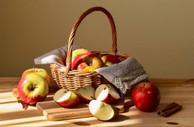 Tahta masada elmalı sepet, boşluğu kopyala.