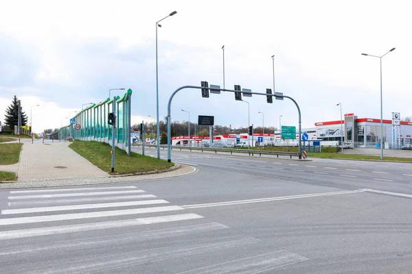 ポーランドのクラクフ市の近くのザコピアンカ道路は コロナウイルスのために完全に空です 路上に車も人もいない — ストック写真