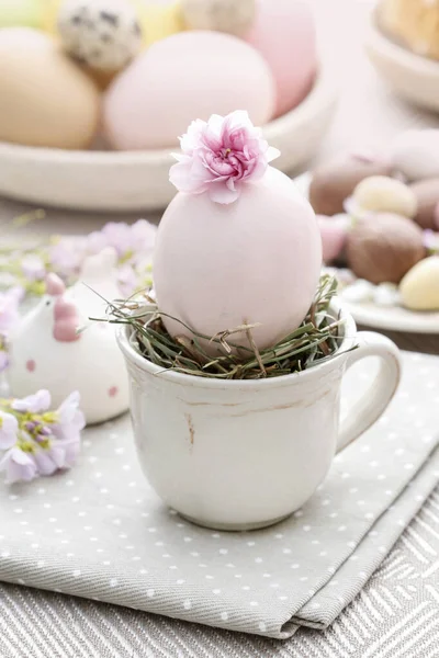 Uovo Pasqua Tazza Ceramica Semplice Decorazione Della Tavola Tempo Festivo — Foto Stock