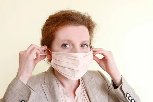 Mulher Coloca Uma Máscara Facial Por Causa Epidemia Coronavírus Serviços — Fotografia de Stock