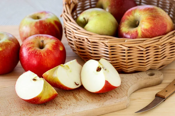 Cesta Con Manzanas Sobre Mesa Madera Espacio Para Copiar — Foto de Stock