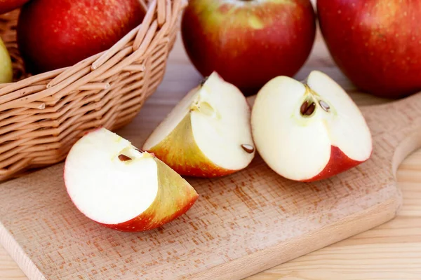 Cesta Con Manzanas Sobre Mesa Madera Espacio Para Copiar — Foto de Stock