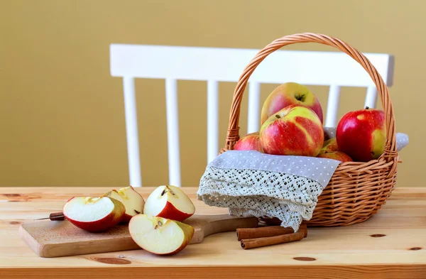 Cesta Con Manzanas Sobre Mesa Madera Espacio Para Copiar — Foto de Stock