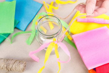 Kadın, standart bir cam kavanozu, partiyi dekore etmek için asılı duran güzel bir mum tutacağına nasıl dönüştüreceğini gösteriyor. Adım adım, öğretici.