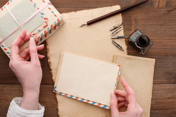 Genç Bir Kadın Bir Sayfa Kağıt Tutuyor Arkaplanda Eski Mektup — Stok fotoğraf