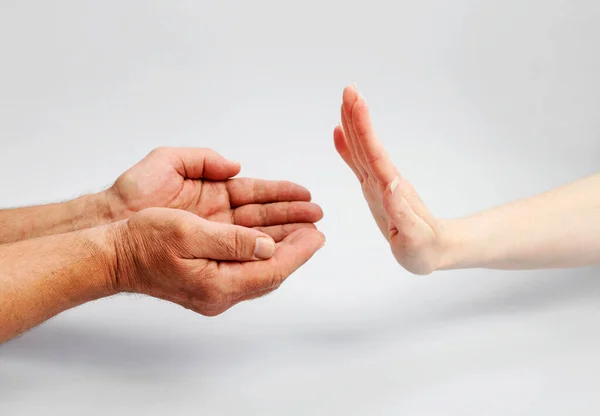 Uomo Chiede Aiuto Donna Rifiuta Con Gesto Della Mano Idea — Foto Stock