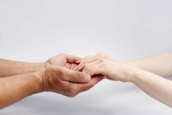 Homem Está Segurar Mãos Mulher Ideia Amizade — Fotografia de Stock
