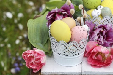 Paskalya masa dekorasyonu laleler ve renkli yumurtalarla. Şenlik zamanı