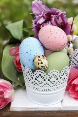 Paskalya masa dekorasyonu laleler ve renkli yumurtalarla. Şenlik zamanı