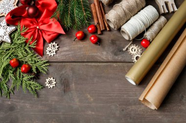 Kadınlar güzel Noel hediyelerini nasıl paketleyeceklerini gösterirler. Adım adım, öğretici.