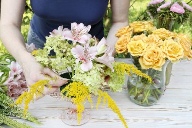 İşteki çiçekçi: Yaz düğünü için modern masa süsü nasıl yapılır. Sersemletici bir düzende bir sürü yeşillik besteleniyor. Adım adım, öğretici.