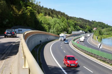 Yüksek peyzaj değeri olan bölgelerden geçen çok şeritli bir yol. Polonya, Myslenice yakınlarındaki otoyol..