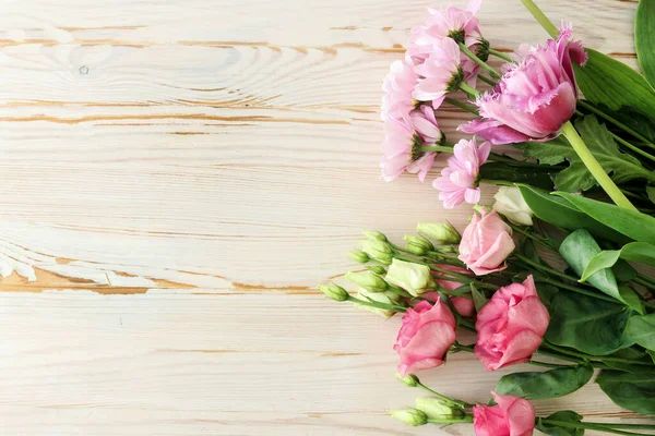 Hermosas Flores Sobre Fondo Madera Blanca Espacio Para Copiar —  Fotos de Stock