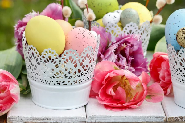 Decorazione Della Tavola Pasquale Con Tulipani Uova Colorate Tempo Festivo — Foto Stock