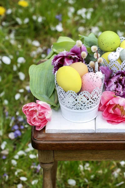 Easter Table Decoration Tulips Colorful Eggs Festive Time — Stock Photo, Image