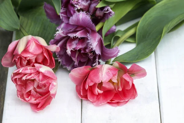 Hermosos Tulipanes Rosados Sobre Fondo Madera Copiar Espacio —  Fotos de Stock