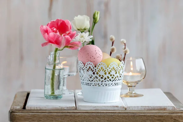Чаша Пасхальными Яйцами Простым Минималистичным Украшением Стола Одним Розовым Тюльпаном — стоковое фото