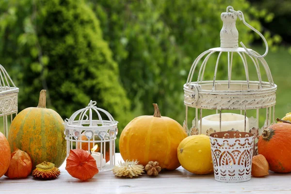 Herbstliche Tischdekoration Mit Kürbissen Und Kerzen Partyzeit — Stockfoto