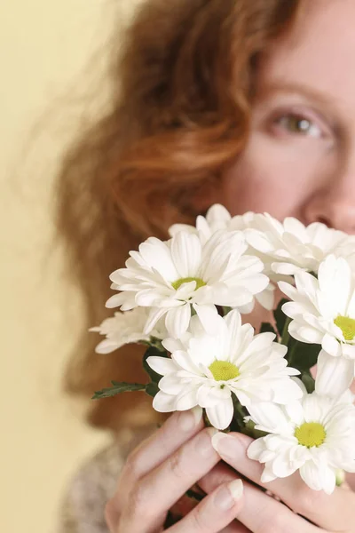 Tânăra Femeie Ține Buchet Flori Margaretă Oxeye Decor Partid — Fotografie, imagine de stoc