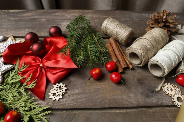 Woman Shows How Beautifully Pack Christmas Presents Step Step Tutorial — Stock Photo, Image