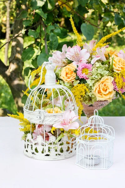 Arranjo Floral Com Rosas Flores Alstroemeria Solidago Dentro Uma Gaiola — Fotografia de Stock