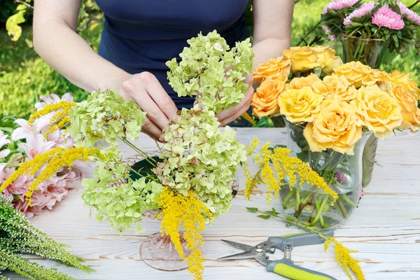 Florist Jobbet Hur Man Gör Moderna Bordets Mittpunkt För Sommarbröllop — Stockfoto