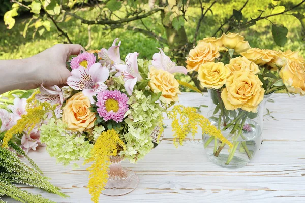 Bloemist Aan Het Werk Hoe Maak Moderne Tafel Het Middelpunt — Stockfoto